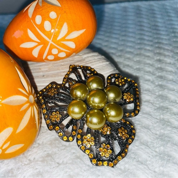 Laila Rowe Jewelry - Laila Rowe Rose Brooch Orange rhinestone on black metal w Green Pearls